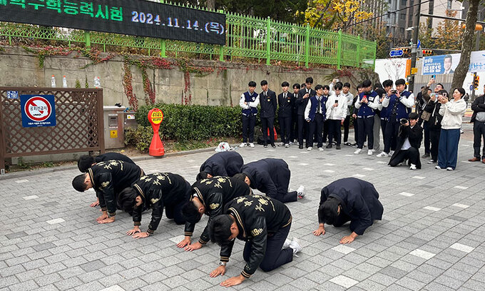 포근한 수능 날 “선배님, 수능 대박 나세요”